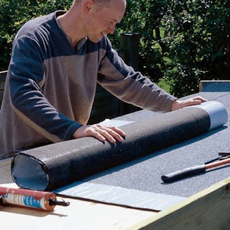 Byg selv hønsehus: Det forklæbede tagpap Byg selv hønsehus: Det forklæbede tagpap